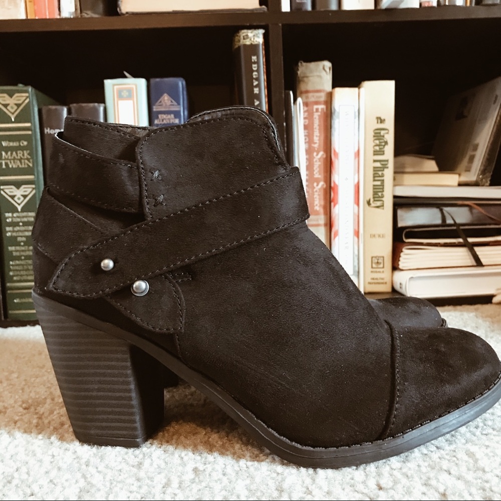Black ankle boots with faux suede and heels!